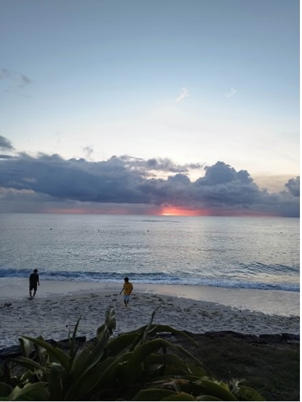 【写真5】夕暮れ時の砂浜でサッカーボールを転がす人たちを見かけ、思わず「これ、ブラジルだ」とつぶやいた筆者