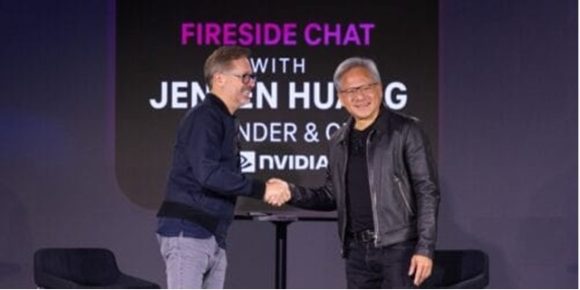 【写真1】握手を交わすT-Mobile マイク・シーベルトCEOとNVIDIA ジェンスン・ファンCEO