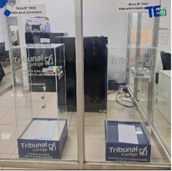 【写真1】インターネット投票のデータを保存したUSBを一般公開している様子