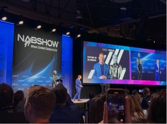 【写真4】Amecaがキーノートスピーチに登壇し、AIとM&E業界について議論する様子