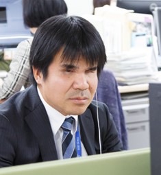 【写真】ウェブアクセシビリティの診断を行う田中氏