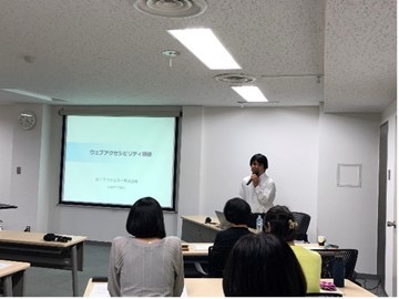 【写真】ウェブアクセシビリティの研修を行う田中氏