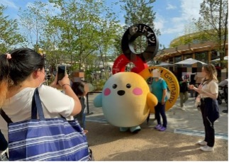 【写真17】やはり人気のドイツ館の外ではキャラクター「サーキュラー」がお出迎え