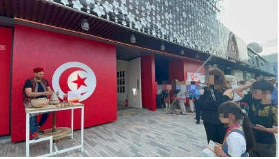 【写真18】チュニジア館の外では工芸品の ろくろ制作を実演