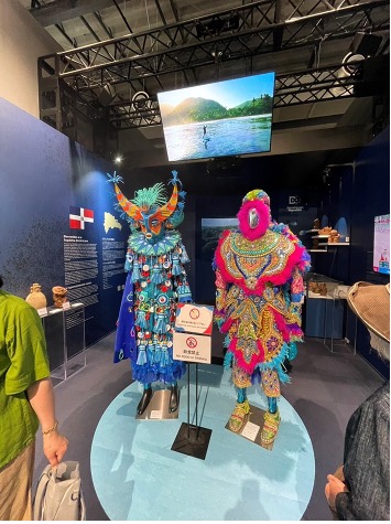 【写真27】カラフルな民族衣装を展示するドミニカ共和国