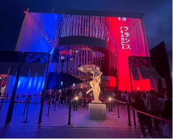 【写真8】国旗の色にライトアップされたフランス館
