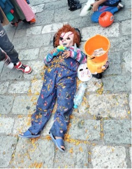 【写真6】オアハカ 仮装しておこづかいを稼ぐ子供