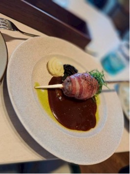 【写真10】ジャングリアハンバーグ 豪快にかぶりつく 石垣島産黒毛和牛100％のハンバーグ