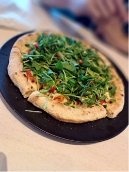 【写真11】ピッツァ グリーン ハーベスト 緑に満たされる 沖縄の自然を表現したというピッツァ