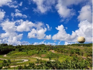 【写真2】エントランスを抜けると広がるやんばるの森 遠くにブラキオサウルスが見える