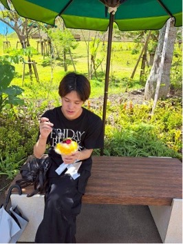 【写真5】緑に囲まれたベンチで、かき氷を楽しみながらひと休みする