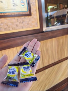 【写真6】外の売店にて無料で配布されていた塩分チャージタブレット