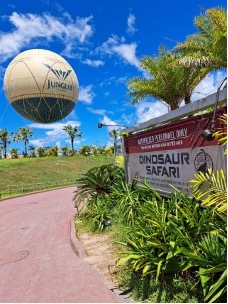 【写真7】「ダイナソーサファリ」の入り口 ここからは恐竜は見えず平和な雰囲気を感じる