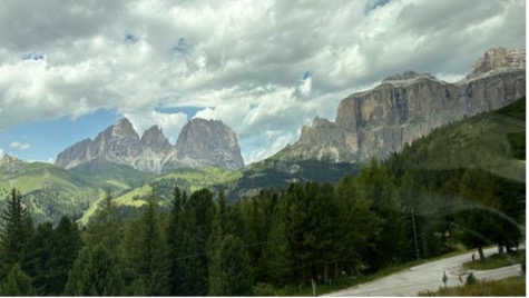 【写真3】移動中のバスの車窓の光景