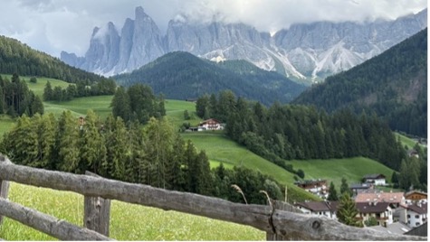 【写真4】フネス谷のサンタ・マッダレーナ村とガイスラー山塊