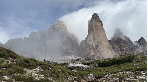 【写真5】トレチーメ(Tre Cime)の切り立った山々(標高差500m)