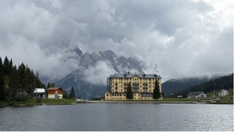 【写真6】ミズリーナ湖と小児サナトリウム