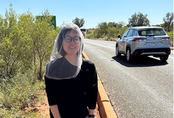 【写真9】ハエ除けネットを被る筆者。 このあと笑っていられない状況に