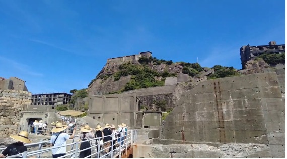 【写真4】下船後、グループで入島する。熱中症に十分に注意するように重ねてアナウンスがあった。