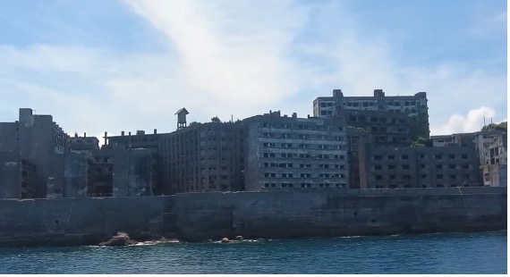 【写真7】海上から望む軍艦島西側の団地群