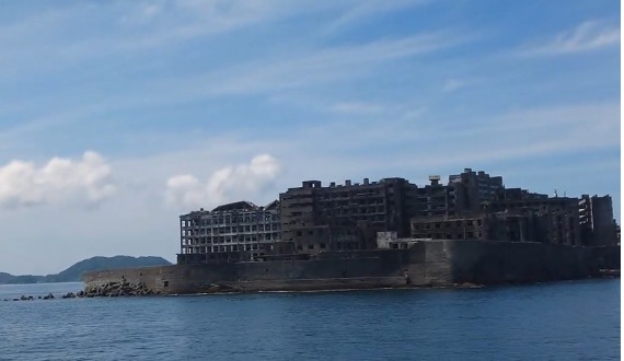 【写真8】海上から望む軍艦島北東部の様子
